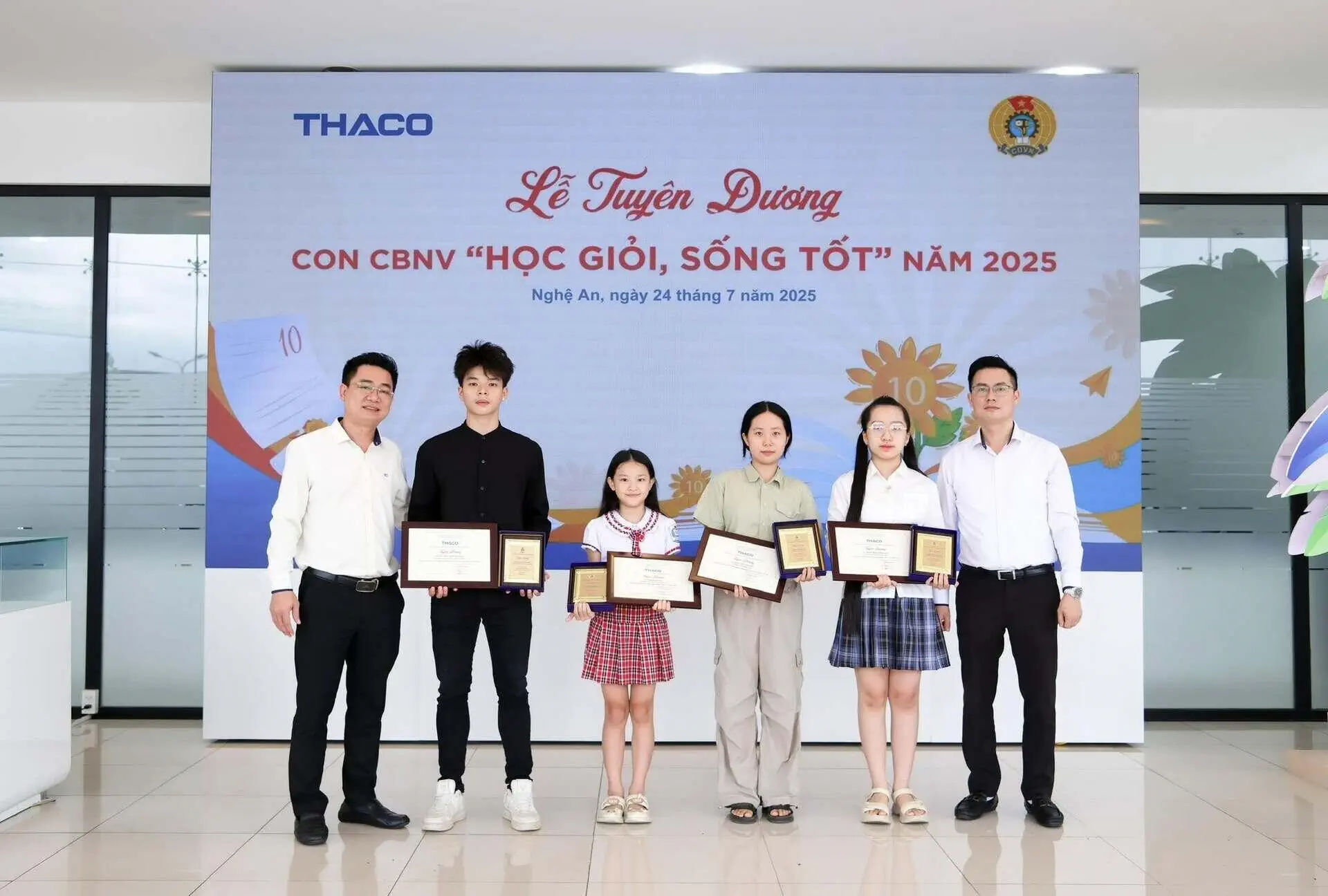 THACO AUTO NGHỆ AN TUYÊN DƯƠNG CON CBNV "HỌC GIỎI SỐNG TỐT" NĂM 2025