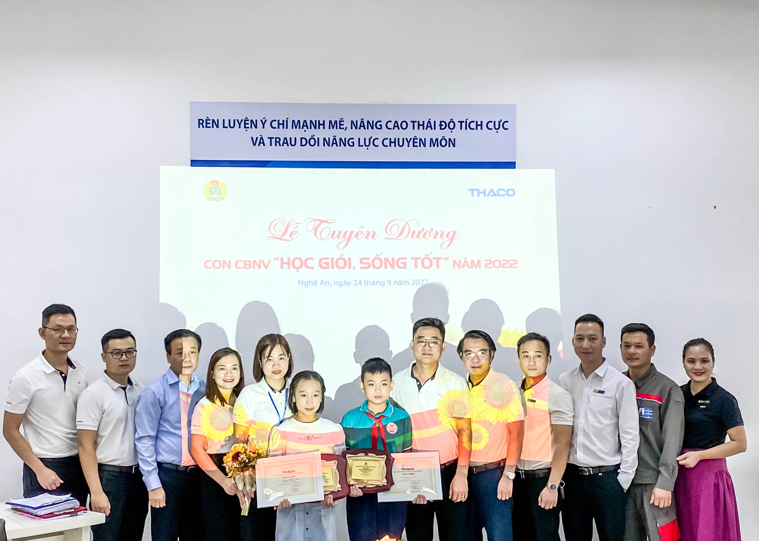 THACO AUTO NGHỆ AN TUYÊN DƯƠNG KHEN THƯỞNG CON CBNV HỌC GIỎI - SỐNG TỐT NĂM 2022