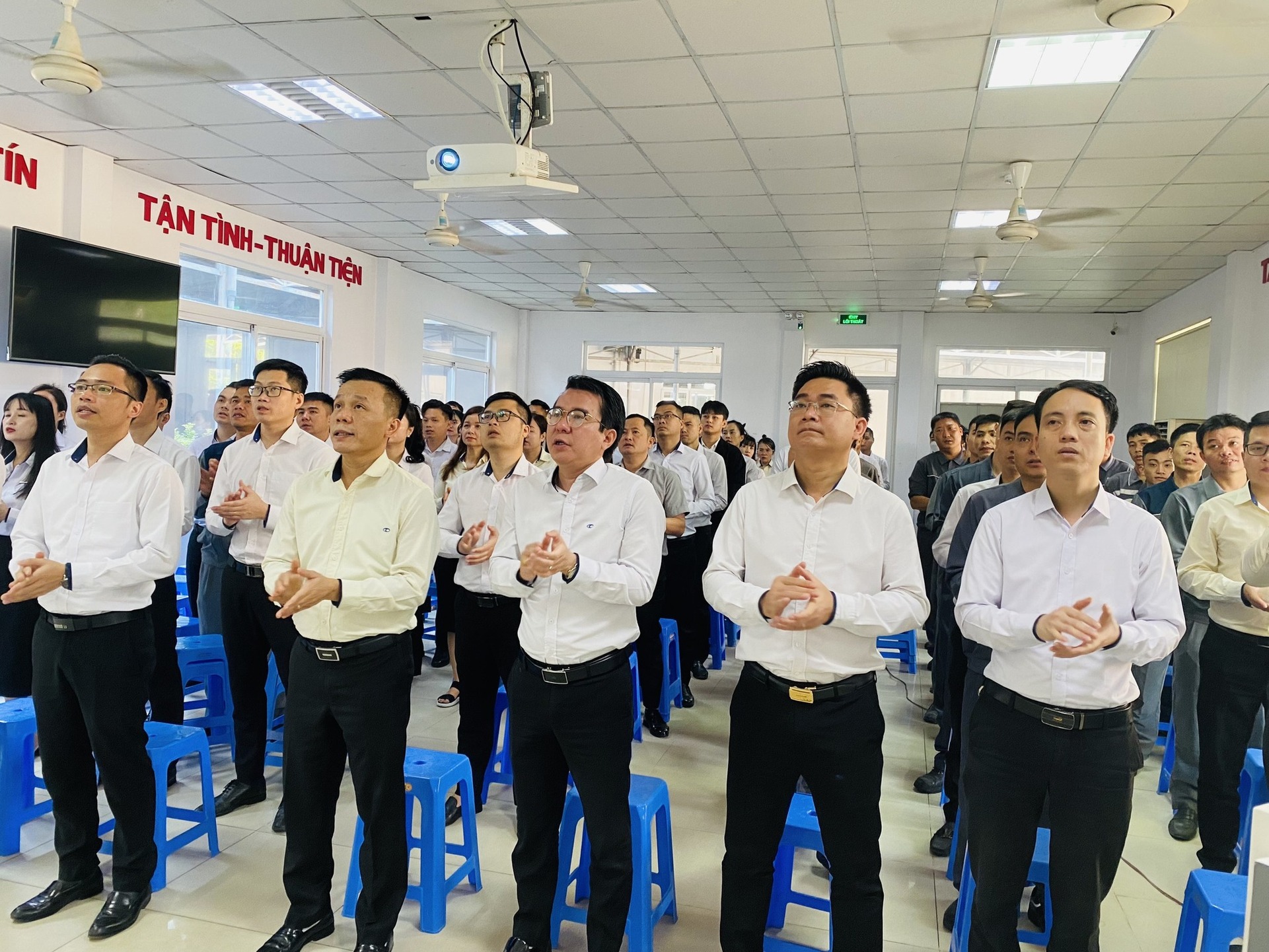 CHÀO CỜ THÁNG 6/2024: THACO AUTO NGHỆ AN TỔ CHỨC ĐÁNH GIÁ KẾT QUẢ THÁNG 05 & TRIỂN KHAI KẾ HOẠCH KINH DOANH THÁNG 06/2024