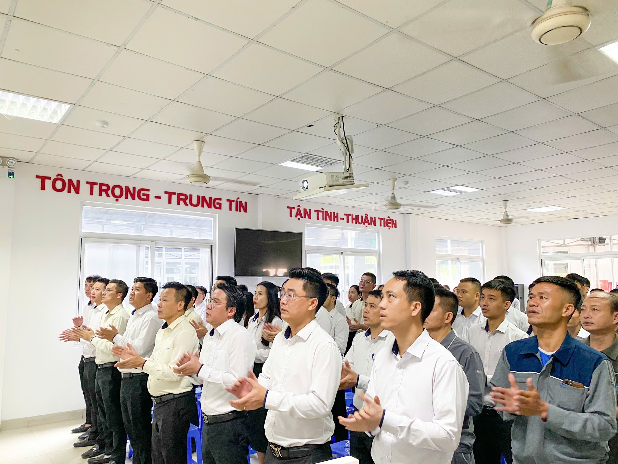 CHÀO CỜ THÁNG 9/2024: THACO AUTO NGHỆ AN TỔ CHỨC ĐÁNH GIÁ KẾT QUẢ THÁNG 08 & TRIỂN KHAI KẾ HOẠCH KINH DOANH THÁNG 09/2024